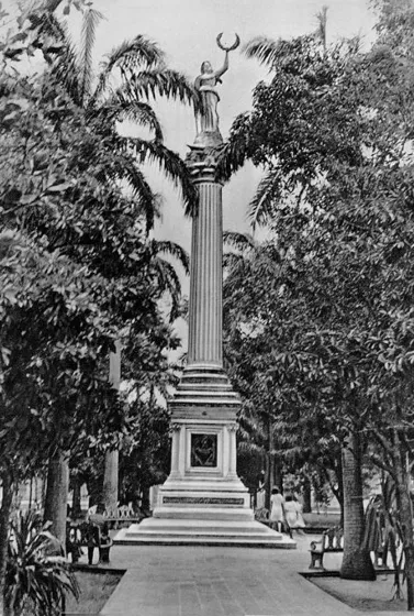 Parque Colon. Estatua de la Victoria, inaugurada en 1819. Fotografía de la Década del 40.