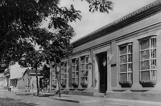 Club del Comercio. Antigua sede del Club en la década del 40, el cual es el mas antiguo de la ciudad, pues fue fundado en 1880. Avenida 4a entre calles 13 y 14.