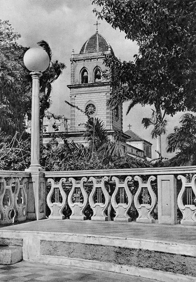 Glorieta del Parque Santander torre de la catedral San José. Década del 40.