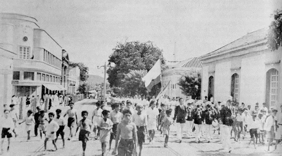 Desfile estudiantil durante el día cívico. Avenida 5a. Década del 40.