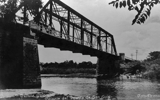 Puente Araujo sobre el río Pamplonita en la vía a San Luis. Este puente inicialmente se construyó para el Ferrocarril de Cúcuta y posteriormente se utilizó para el tráfico de vehículos. Década del 40.