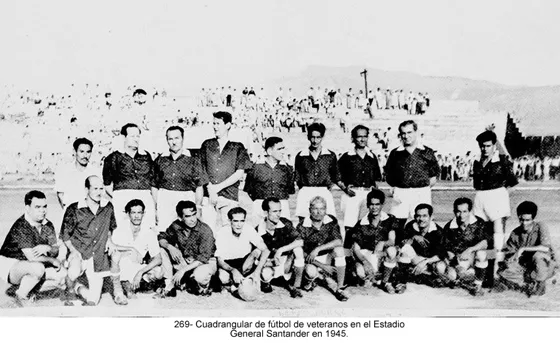 Cuadrangular de fútbol de veteranos en el Estadio o General Santander en 1945.