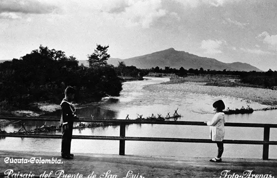 273.Cerro Tasajero visto desde el Puente San Luís, sobre el río Pamplonita. Década del 40.