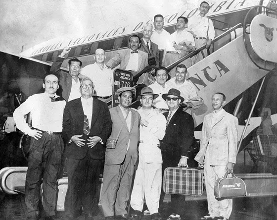Grupo de viajeros en el aeropuerto de cúcuta.. En esa época los viajes en avión eran un acontecimiento que motivaba todas las clases de despedidas de amigos y familiares. Década del 50.