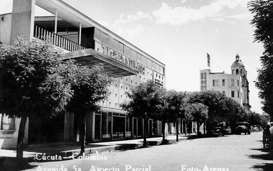 Teatro Zulima. Este tearo inaugurado en 1954 fue por muchos años el mejor teatro de la ciudad y funcionó hasta el año 2004 Avenida 5a entre calles 9 y 10.