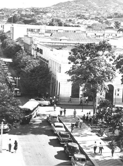 Avenida 5a. Parque Santander. Se observa que la avenida era de doble vía y a partir de la calle 11 estaba iluminada con faroles en el centro de la calle. Década del 50.
