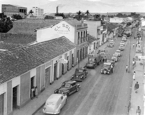 Calle 10 entre avenidas 4a. y 5a. Década 50.