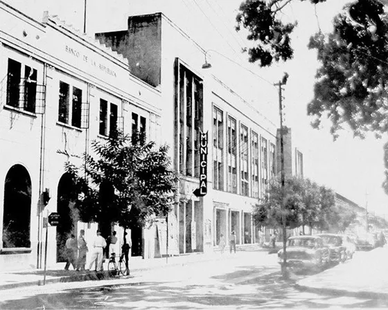 Calle 11 Avenida 5a. A la izquierda se aprecia en primer plano el Banco de Bogotá, le siguen el Teatro Municipal y el Palacio Municipal. Década del 50.