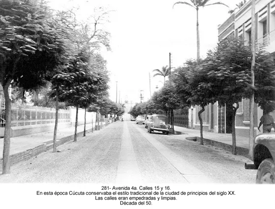 Avenida 4a. Calles 15 y 16. NS En esta época Cúcuta conservaba el estilo tradicional de la ciudad de principios del siglo XX. Las calles eran empedradas y limpias. Década del 50.