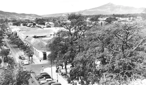 Avenida 6a con Calle 10 esquina. Década del 50.