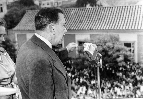 Presindente Roberto Urdaneta Arbeláez se dirige a los cucuteños desde el Palacio de la Gobernación. Marzo de 1953.