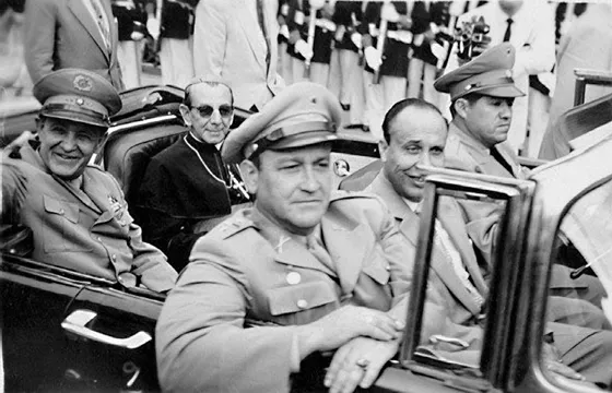 En la parte atrás del vehículo el General Gustavo Rojas Pinilla y Monseñor Luís Pérez Hernández: y adelante entre 2 militares está el Gobernador del Norte de Santander Gonzalo Rivera Laguado. Julio de 1953.