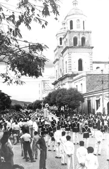 Desfile estudiantil Parque Santander frente a la Catedral. Década del 50.