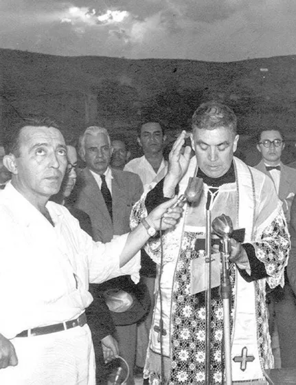 Padre Daniel Jordán y el periodista Carlos Ramírez París. Ambos fueron personajes muy destacados y populares en la ciudad durante las décadas del 50 y 60.