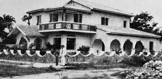 Casa residencial en la Avenida Gran Colombia. El la década del 50 se construyeron casas amplias y altas provistas de amplios jardines y balcones, las cuales fueron transformadas con el tiempo en locales comerciales o demolidas para la construcción de nuevos edificios.