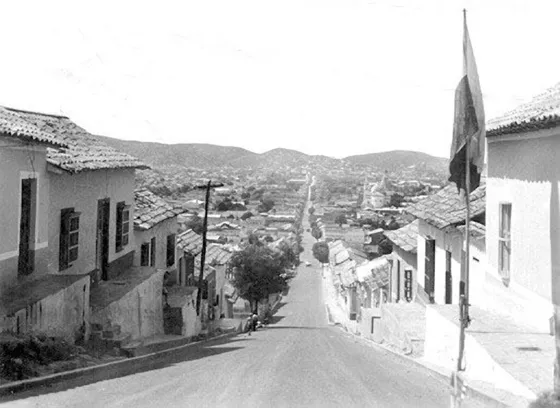 Avenida 9a. durante día cívico. Década del 50.