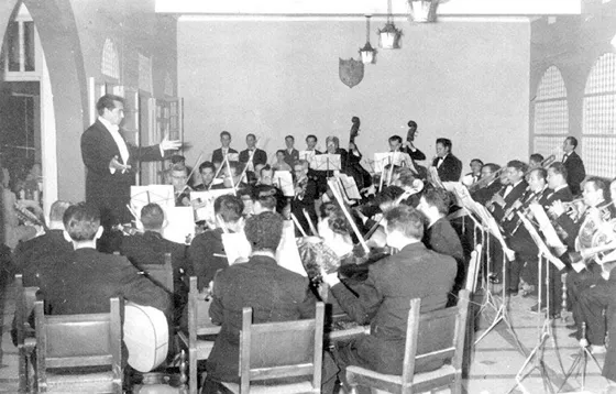 Maestro Pablo Tarazona en el Club del Comercio dirige la Orquesta sinfónica del departamento en un concierto en el Club Cazadores. Década del 50.
