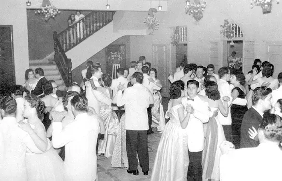 Baile de Gala en el Club Cazadores. Este ha sido un club muy tradicional por sus fiestas y celebraciones. Década del 50.