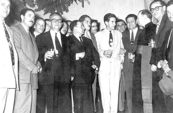 Miguel García Herreros y Lucio Pabón Núñez y dirigentes del partido Conservador del Departamento. Década del 50.