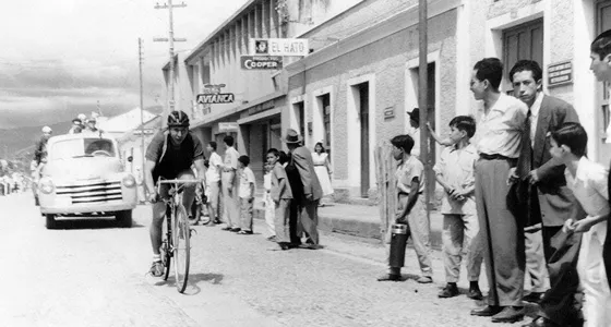 El Ciclismo. Calle 10 Avenida 4a y 5a. Deporte muy popular en Colombia, se celebraban competencias por las calles de la ciudad. Década del 50.