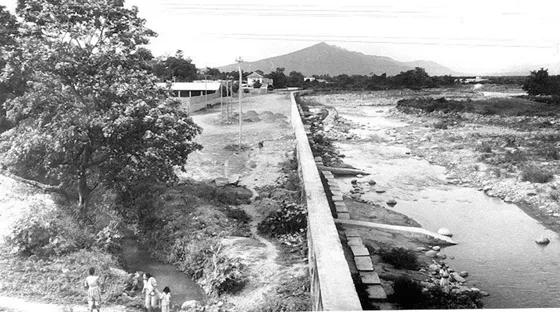 Muralla de protección del río Pamplonita. Década del 50.