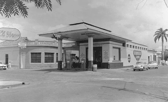 Estación de gasolina. Calle 10 Av.2a. Década del 50.