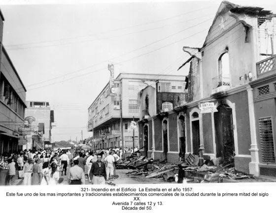Incendio en el Edificio La Estrella en el año 1957: Este fue uno de los mas importantes y tradicionales establecimientos comerciales de la ciudad durante la primera mitad del siglo XX. Avenida 7 calles 12 y 13. Década del 50.