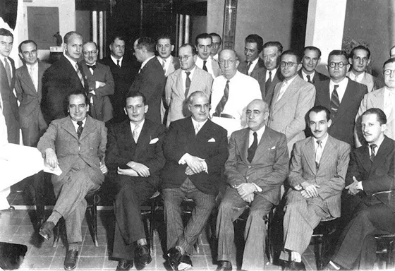 Destacadas personalidades de Cúcuta en la década del 50. En primera fila sentados de izquierda a derecha: Luís Buenahora, Guillermo Eliseo Suárez, Tito Abbo, Luciano Jaramillo M., Manuel Buenahora, Camilo Suárez. En la fila de atrás:Miguel garcía Herreros, Rodolfo Faccini, Arturo Mutis, Adolfo Niesel, Abelardo madarriaga, Jorge Soto Franco, Rogelio López, Pedro Felipe Lara, Fabio Mendoza, Miguel Isaza Restrepo, Aristóbolo Vergel, Rafael Jaramillo, Miguel Pacheco, Rafael Luzardo, Rodrigo Peñaranda, Alfredo Ramírez Berti, Víctor Pérez Peñaranda, Carlos Luís Peralta.