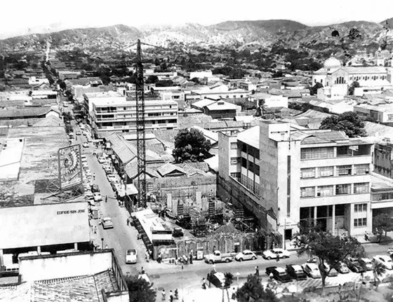 Las demoliciones de las casas comerciales tradicionales del centro de Cúcuta se iniciaron en 1962, para dar paso a la construcción de modernos edificios de varios pisos, que transformaron este sector de la ciudad.