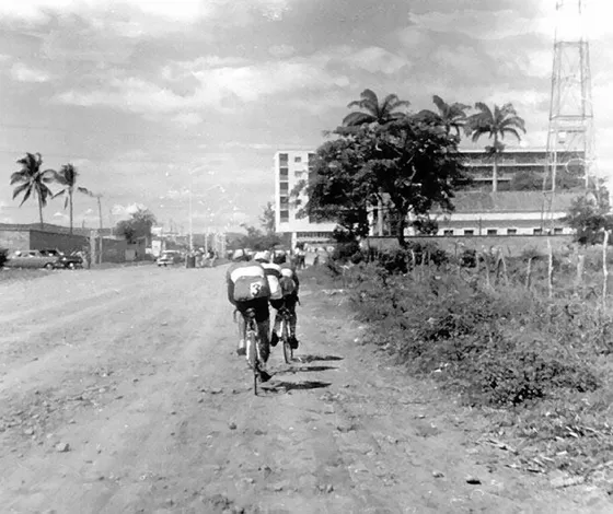 La Avenida Cero en construcción a principios de la década de los 60. Al fondo se observa el Hotel Tonchalá.