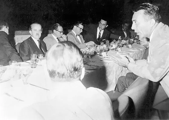 Banquete en Homenaje al candidato presidencial Guillermo León Valencia realizado en el Club del Comercio. De izquierda a derecha el candidato Guillermo León Valencia, León Colmenares, Julio Cesar Turbay y Luciano Jaramillo, presidente del Club; a la derecha en primer plano el periodista Carlos Ramírez París. Abril de 1962.