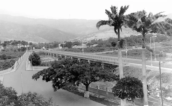 Puente Internacional Simón Bolívar, inaugurado el 24 de Febrero de 1962. A la izquierda se observa el antiguo Puente Bolívar, construido en la década del 20 y demolido después de la construcción del nuevo puente.