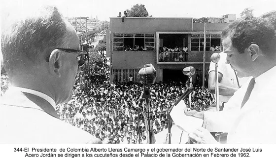 El Presidente de Colombia Alberto Lleras Camargo y el gobernador del Norte de Santander José Luis Acero Jordán se dirigen a los cucuteños desde el Palacio de la Gobernación en Febrero de 1962.