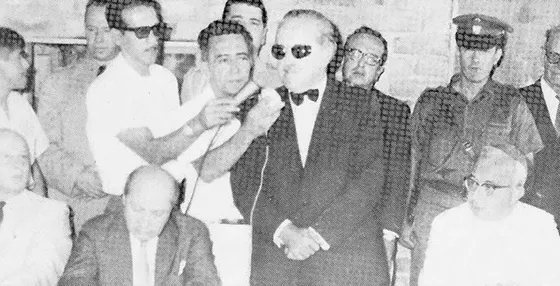El Presidente Guillermo León Valencia siendo entrevistado por los periodistas Roque Mora y Carlos Ramírez París; sentados se aprecian Alfonso Lara Hernández, el ex-presidente Carlos Lleras Restrepo y Monseñor Pablo Correa León. Década del 60.