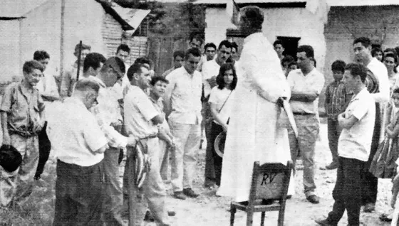 El Padre Rafael García Herreros evangeliza a los colonos en la Gabarra en la zona del Catatumbo. Década del 60.