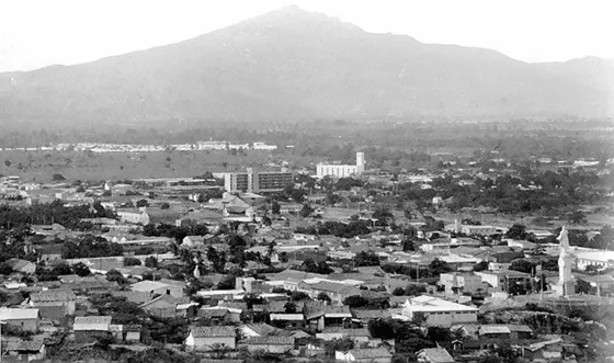 Panoramica de Cúcuta. Se observan como construcciones mas altas de la ciudad el Hotel Tonchalá, la Iglesia María Auxiliadora y el Monumento a Cristo Rey. Al fondo se observa el barrio Guaimaral en construcción y el Cerro de Tasajero. Década del 60.