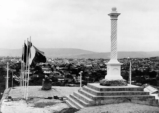 Columna de Bolívar. Ubicada en el barrio La Loma Bolívar en el sector occidental de la ciudad. Fue construida por Don Pedro Tobías Vega y fue inaugurada en 1883, como homenaje a la Batalla de Cúcuta, liberada por el Libertador dd ese lugar el 28 de febrero de 1813. écada del 60.
