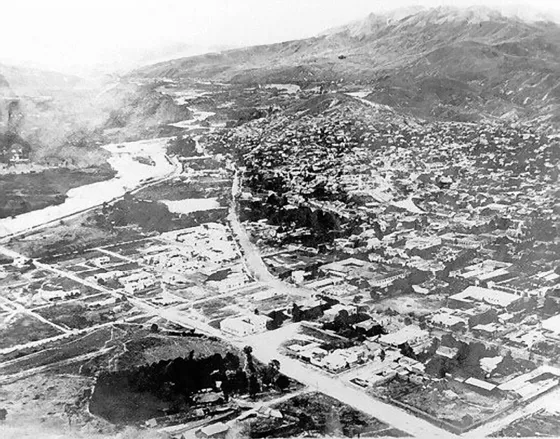 Vista aérea de los Barrios Blanco y San Rafael. La avenida Cero fue factor importante para la expansión de la ciudad y la construcción de nuevos barrios residenciales. Década de los 60.
