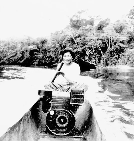 Indigena de la comunidad Motilón Barí conduciendo una canoa por el Río de Oro en la región del Catatumbo. 1964.