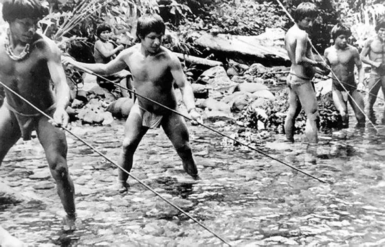 Indigenas Motilón Bari. Pescando en uno de los afluentes del Río Catatumbo.