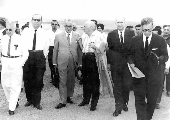 Dirigentes políticos de Cúcuta reciben al estadista liberal Darío Echandía en 1966 De izquierda a derecha: Jorge Lamus Girón, Guillermo Eliseo Suárez, Darío Echandía, Guillermo Peñaranda Arenas, Eduardi Silva Carradini y Virgilio Barco Vargas.