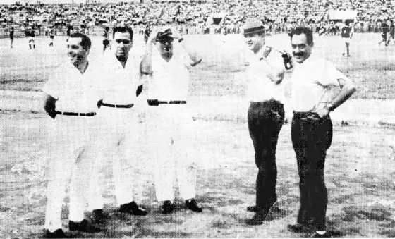 Hinchas del Cúcuta Deportivo. De izquierda a derecha: Mario Patitucci, Reinaldo Omaña, Marino vargas, José Urbina A., y Alberto Borda R.