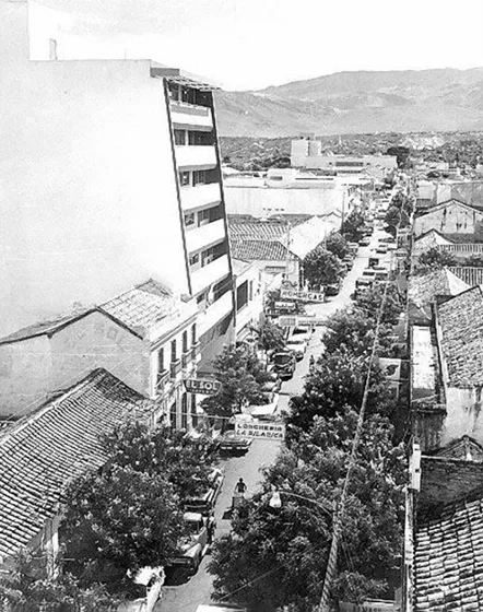 Calle 10 Avenidas 4a. y 5a. 1971. A la izquierda se observa el antiguo Edificio de la Relojería El Sol y el Edificio de La Cámara de Comercio de Cúcuta, construido en el año de 1971.
