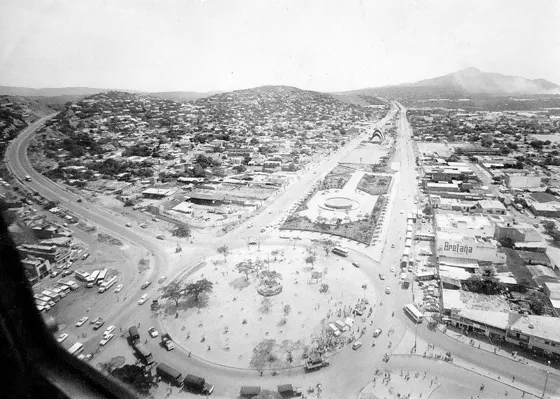 Redoma del Terminal de Transportes en la intersección de la Diagonal Santander, a la derecha: La avenida al Aeropuerto en el centro, y la Autopista Juan Atalaya a la izquierda. Década del 70.