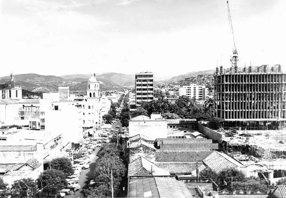 Centro de la ciudad. Avenida 5a. Se observa a la derecha la construcción del Edificio Agrobancario. En la década del 70 fue notorio el desarrollo de la Construcción en Cúcuta.