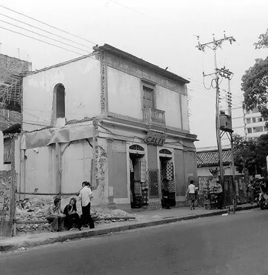 Durante el acelerado desarrollo comercial de la ciudad acaecido en la década del 70 muchas construcciones tradicionales como la que aparece en la gráfica, fueron demolidas para dar paso a modernos locales comerciales que inundaron el centro de la ciudad, pues eran los tiempos de la bonanza económica producida por el alto poder adquisitivo de la moneda venezolana ( el bolívar).