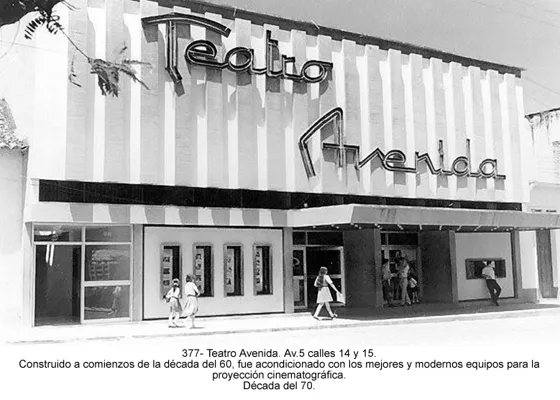 Teatro Avenida. Av.5 calles 14 y 15. Construido a comienzos de la década del 60, fue acondicionado con los mejores y modernos equipos para la proyección cinematográfica. Década del 70.