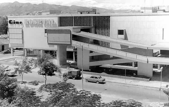 Teatro y Edificio Rosetal. Avenda O Calle 10. Este edificio construido por La Beneficencia del Norte de Santander en 1968, ha sido uno de los mas importantes en las últimas décadas, pues su objetivo fue tener un teatro, locales comerciales, un super mercado, apartamentos y las oficinas de la Lotería de Cúcuta. Foto, década del 70.