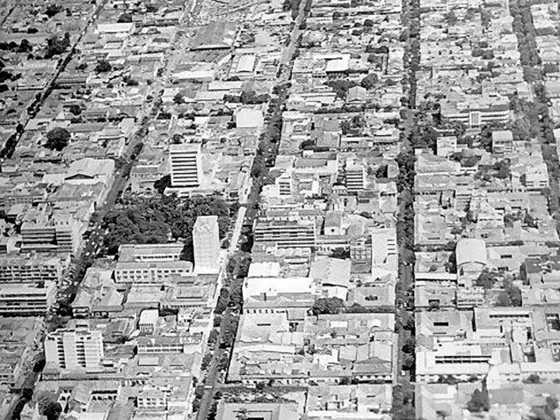 Panorámica del centro de la ciudad. Década del 70.