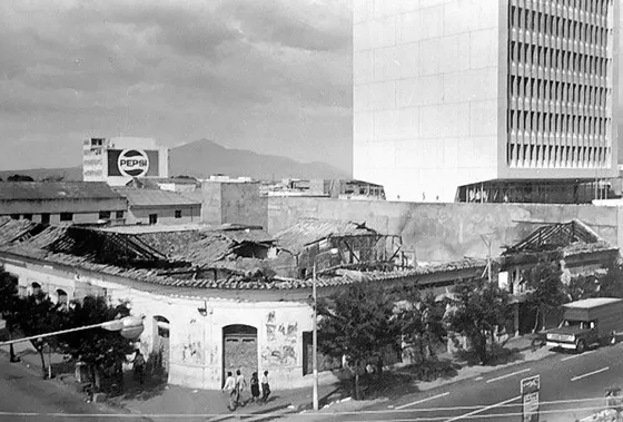 Calle 10 Avenida 6a. La demolición de antiguos establecimientos durante el año de 1972 para la construcción del Edificio Seade. A la derecha se observa el edificio Agrobancario. En esta época se inició un desarrollo importante de la construcción de Cúcuta, que le cambio la fisonomía al centro de la ciudad, con la construcción de modernos edificios de varios pisos.